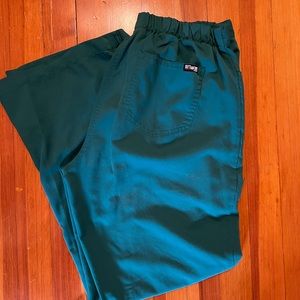 **Color looks different in picture but these are DARK GREEN**